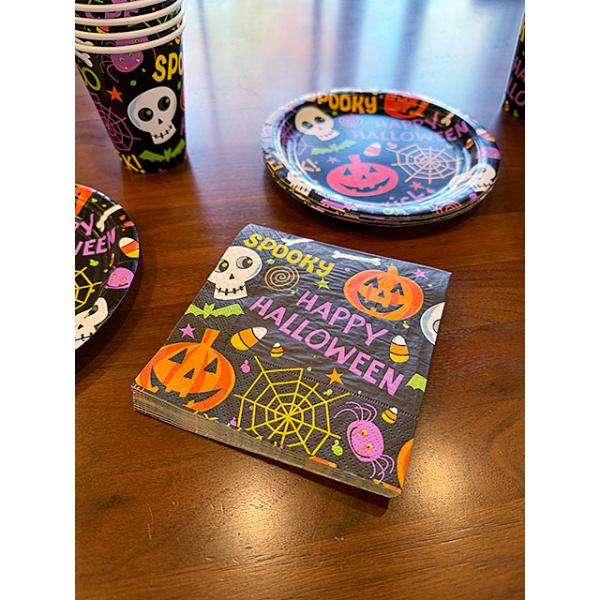 ハロウィンパーティーを自宅でしちゃう！そんなことも珍しくなくなってきたこの頃、テーブルに広げるだけでパーティー気分にさせてくれるハロウィン柄のペーパーナプキンがコチラ！こういうのってアレコレと選んでいくのが意外と面倒だったりするでしょ！これ...