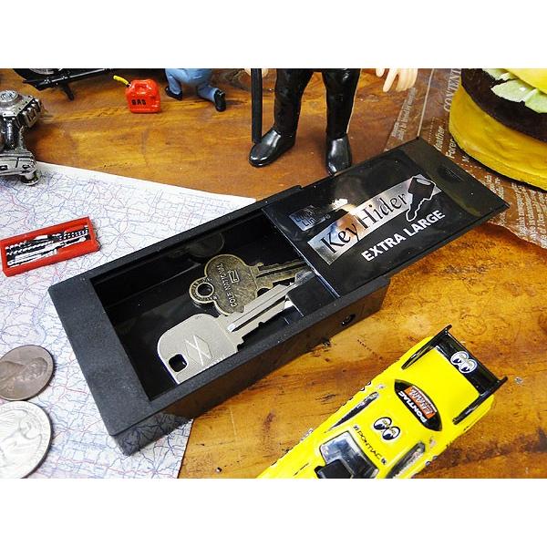 ゲェー　カギがない・・・・・　みんなも一度は経験したことあるでしょ！いつもポケットに入ってるはずのカギがどこを探しても見あたらない・・・・クルマに乗れない、家に入れないみたいな事件が。そんな時にこのケースに予備キー（合い鍵）を入れておけば、...