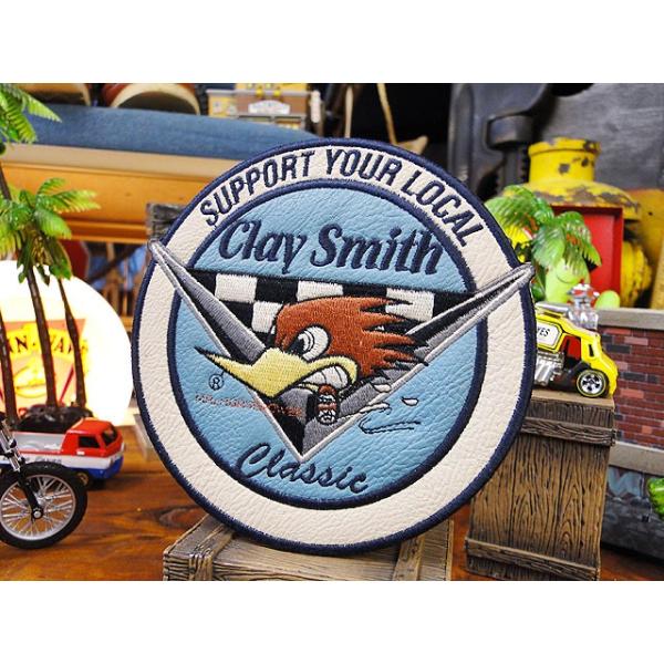 サーキットの爆走バード、クレイスミスのレーシングワッペンです。実は実はこのキャラのトレードマークとも言える赤髪のトサカに、ガッポリとくわえた葉巻は創業者クレイ・スミス氏をモデルにしたデザインなんです。そんなエピソードを知るともっと好きになる...