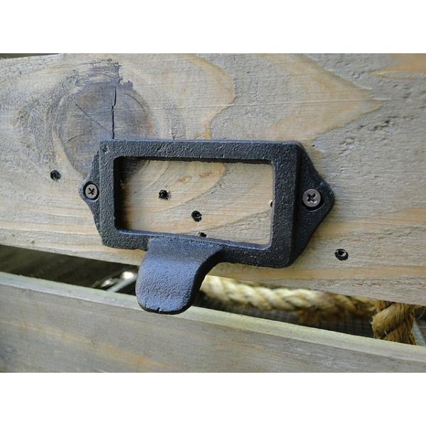 昔のチェストやドロアーに付いてたカードを入れれるタイプの取っ手です。見るからに昔っぽい雰囲気があって、アンティーク系が好きな人だとツボなんじゃないかな！実はこのプル部分を交換したり、追加で取り付けたりするだけで、今持ってる家具がグッとアンテ...