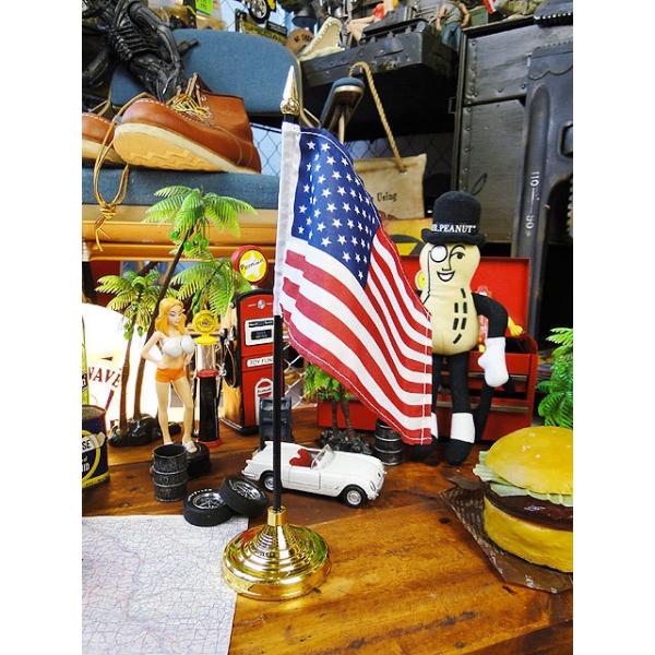 アメリカを演出する上で欠かせないの星条旗！ビルを飾るような超巨大なモノから、玄関のところに飾るような一般的なモノまで、アメリカには様々な星条旗がありますが、そんな中で今回のコレは、デスク周りを飾るようなミニサイズの星条旗なんです。プラ製のフ...