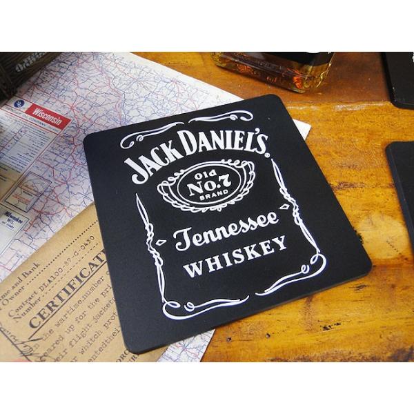 テーブルに外国のバーの雰囲気を運んできてくれる・・・・そんなパブコースターがこちら！ジャック・ダニエルの伝統のボトルラベルをそのまんまデザインにしたわかりやすい見た目がまさにボクら好みってヤツ！材質はラバー製なので丸洗いもできるからお手入れ...