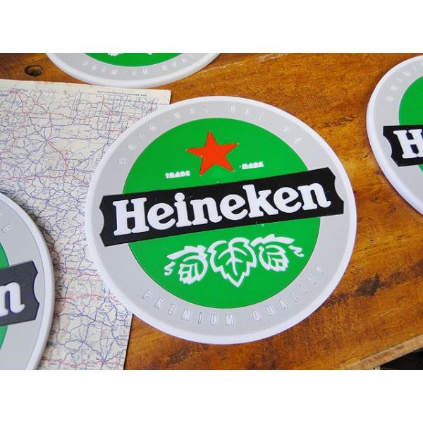 テーブルに外国のバーの雰囲気を運んできてくれる・・・・そんなパブコースターがこちら！ハイネケンの伝統のボトルラベルをそのまんまデザインにしたわかりやすい見た目がまさにボクら好みってヤツ！材質はラバー製なので丸洗いもできるからお手入れもラクっ...