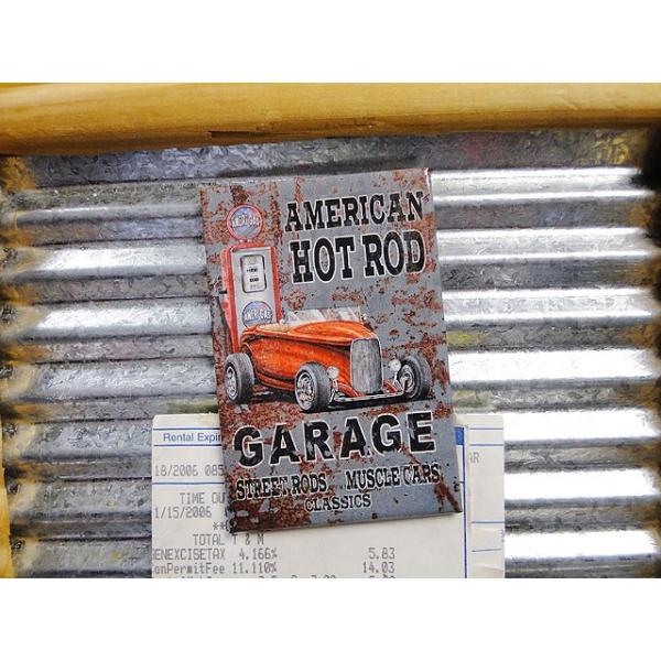 「見て下さいコレ！最高にいいデザインでしょ！」モーター系とガレージシーンをデザインしたフリッジマグネットです。実はコレ、アメリカのブリキ看板にも使われた昔の看板デザインそのままなんです。だからデザインが圧倒的にセンスいいってわけ！それをミニ...