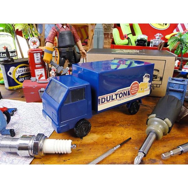 ドライバーセットを作るってなって、ダルトンにお願いするとこんなにステキなのがやって来ました。イチイチやることがセンスあるっていうか、この遊び心に毎回やられちゃいます。普段はトラックのトイって感じで、荷台部分をパカンと広げると中にドライバーセ...