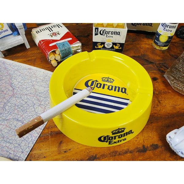 バーで人気のメキシカンビアー、コロナのロゴ入りのノベルティ灰皿です。基本的に非売品のアイテムで、一般にはなかなか手に入りにくいシロモノ。ノベルティグッズなので、作りはちょっとラフな感じで、小傷やプリントロス、かれすなんかもあるんですが、この...