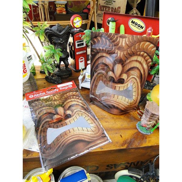 ハワイの神様ティキが袋になってるという・・・・ありがたーいジップバッグがコチラ！厚手の0.13mmのPET製で、ケーキ屋さんとかで買うクッキーなんかが入れられてるようなしっかりとした袋って感じ。マチもあるので、中身を入れて自立させることもで...