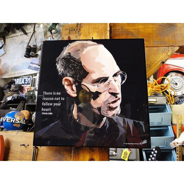 アップルの創始者スティーブ・ジョブズが描かれたアートフレームです。あのカリスマ性 もはや神の域。ボクらの生活に欠かせない数々のツールを生みだしただけでなくそのプレゼンテーションの仕方や 倒産しかけてた会社の復活劇そして時価総額第一位までに成...