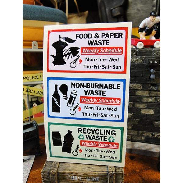 ゴミ箱を3つくらい並べて分別するのはイイんだけど、その時にパッと一目でわかる目印があると便利。ゴミ箱に日本語を貼るのはダサイって人に、英語バージョンで作りましたよってのがこのステッカーなんです。燃えるゴミ、燃えないゴミ、あと缶やペットボトル...