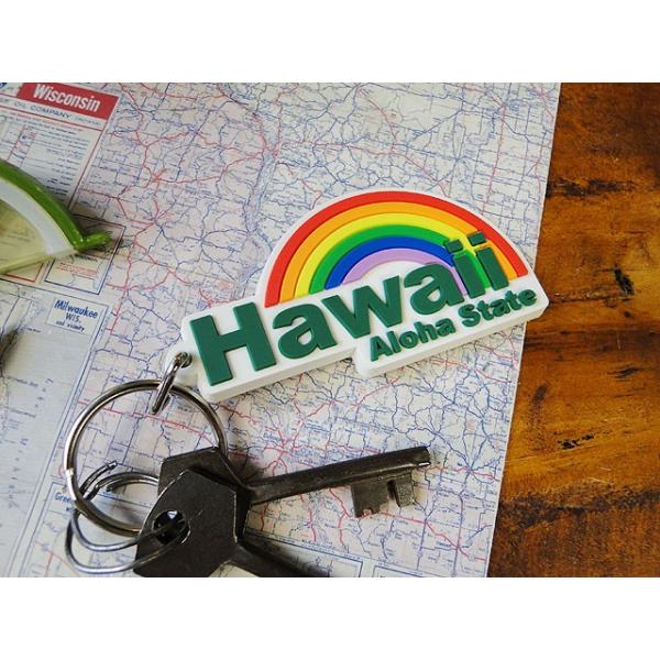 80年代の雰囲気を漂わしてるレトロなハワイアンレインボーのラバーキーホルダーです。単なるプリント物ではなくて、デザイン部分が立体になってる仕上げなので、見た目にもワンランク上な感じがしてイイの！同じハワイがテーマでも、ヴィンテージショップで...