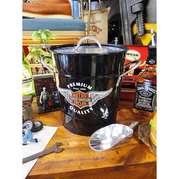 バケツはバケツでもハーレーロゴが入ったスペシャルなヤツがコレ！高さ22cmのフタ付きバケツにアイスキューブスコップがセットになった「飲み会盛り上げアイテム」です。         ブラックカラーのバケツにはハーレーの伝統のバー＆シールドロゴ...