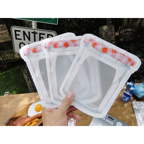 最初、見た目がリアルすぎてただのガラスジャーだと思っちゃいました。これジップバッグなんですよ！もうねーこの「わざわざ感」がアメ雑らしくって大好きだなー　しかしこの簡単そうで思いつかない発想力には脱帽です。作ったのはニューヨークのデザイナーズ...