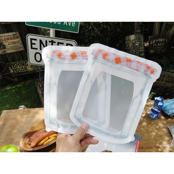 最初、見た目がリアルすぎてただのガラスジャーだと思っちゃいました。これジップバッグなんですよ！もうねーこの「わざわざ感」がアメ雑らしくって大好きだなー　しかしこの簡単そうで思いつかない発想力には脱帽です。作ったのはニューヨークのデザイナーズ...