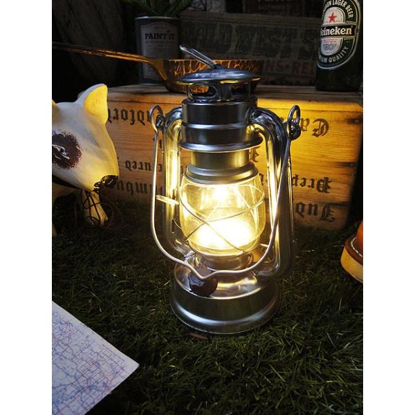 インディジョーンズやグーニーズなんかの映画世代だとこういうの見せられるとついついその気になっちゃうでしょ！ランタン型のLEDランプです。通常この手のランプは灯油を燃やして灯りを付けるんだけど、これは乾電池式になってるんです。ライト部分にはL...