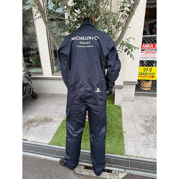 ワークウェアと言えば、機能性を重視して作るため、どうしてもダボッとした印象になりがちですが、ミシュランをそこをこだわって、数々の手を加えてあるんです。たとえば、肩幅のところはタイトに仕上げることで、全体のシルエットが断然スマートになるの！そ...