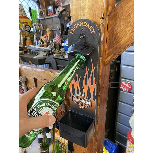 外国のバーに行くと見かけるウォールマウントタイプのボトルオープナーであのハーレーダビッドソンバージョンを発見！カスタムアートの世界では、昔から定番のフレイムスパターンで描かれたデザインなの！ハーレーバイカーらしさが表現されていて、イイ感じで...