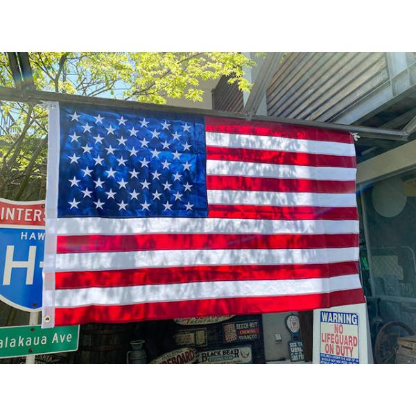 アメリカンな演出には欠かせない星条旗ですがそれのリッチバージョンを本場アメリカから見つけてきました！今までのはポリエステル素材のプリントモノが定番だったんですが今回のはナイロン素材で、しかもそれぞれの独立した色の生地を縫い合わせて作った・・...