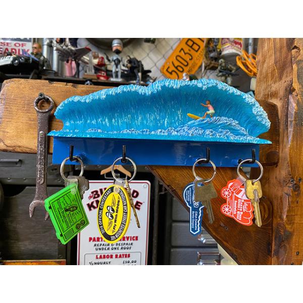 ヒャッホー　ビッグウェーブを乗りこなす爽快なサーファーを立体造形で再現したユニークなキーフックです。海が好きサーフィンが好きって気持ちをこういうカタチで表現して飾るってオシャレでしょ！玄関先の下駄箱の上あたりに設置すると、毎日使うキーを確実...