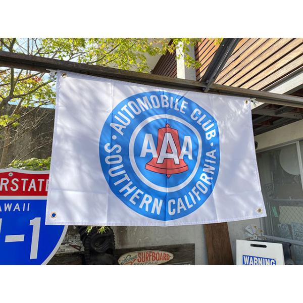アメリカン・オートモービル・アソシエーション通称トリプルAで知られる歴史ある自動車協会のガレージフラッグです。広いシーンを飾るのに今も昔も定番なのがフラッグを使ったディスプレイ！思い入れのあるメーカーやブランド大好きなアメリカのお店や会社の...