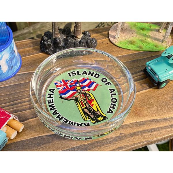 ハワイのモーテルやローカルフードショップに置いてありそうな・・・・アドバタイジング系デザインがされたガラス製の灰皿です。テーブルやデスクの上で、小振りの自分専用灰皿が欲しいって時にこういうの持ってると重宝します。ちなみにこのガラスアシュトレ...