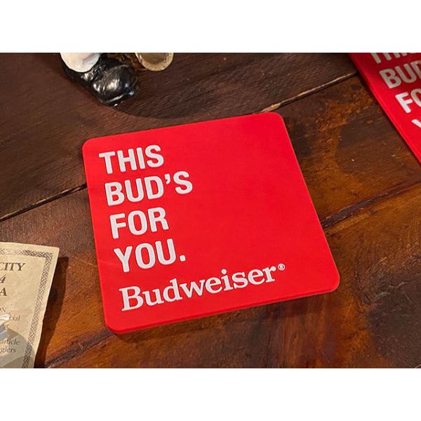 テーブルに外国のバーの雰囲気を運んできてくれる・・・・そんなパブコースターがこちら！バドワイザーのスローガンロゴがデザインされたお店で出てくるようなヤツ！材質はラバー製なので丸洗いもできるからお手入れもラクってところもポイントです。お酒好き...