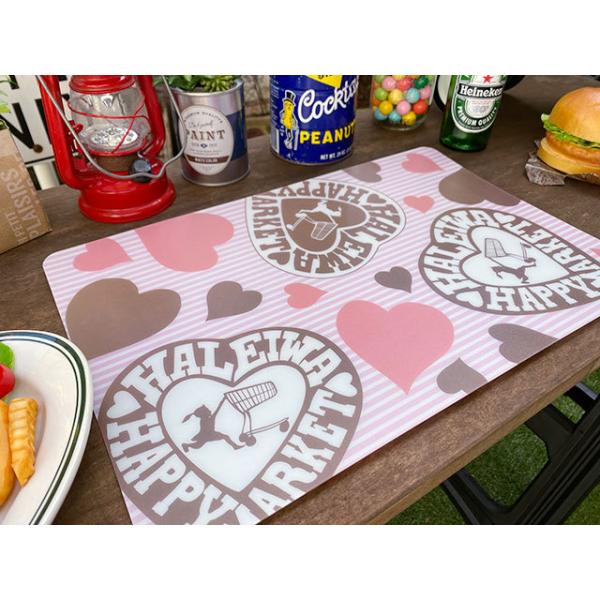 女の子がショッピングカートを押して軽快に走ってるロゴが印象的！ハワイはノースショアにあるオールドタウンハレイワのスーパーマーケットをテーマにした人気のブランドからプレースマットがその昔にリリースされたんですが、それのデッドストック品が少量だ...