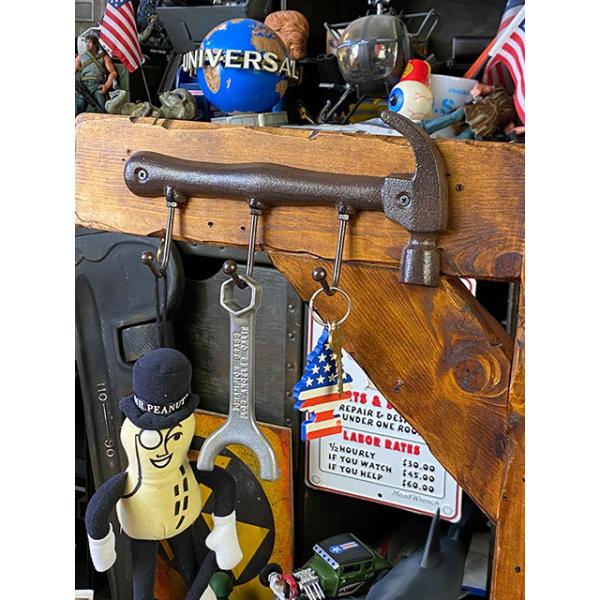 DIY好きなアメリカ人のガレージに行くと、こんなフックが壁に付いてそう！キャストアイアンでできたハンマー型のウォールフックです。何かを引っかけるためのフックを探しにきて買うタイプの商品じゃなくてこのハンマー型に惚れてコレを取り付けたくて、あ...