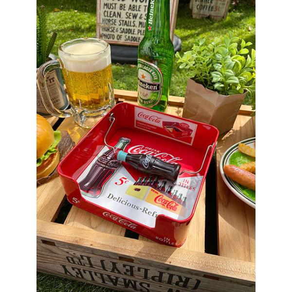 アメリカでは定番のナプキンホルダーが、コカ・コーラブランドで登場です。市販のナプキンをトレイにセットすれば準備OK！上から1枚ずつ取って使う一番使いやすいタイプになってます。至るところに入ったコカ・コーラのロゴが「らしさ」炸裂のデザインでペ...