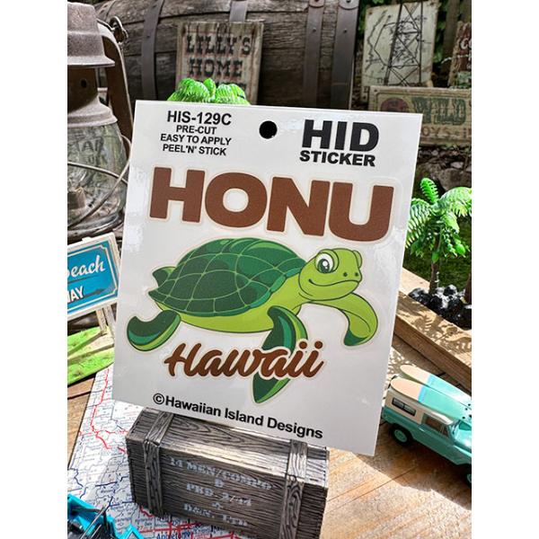 ハワイで昔から海の神様として崇められてきたホヌを可愛いイラストタッチでキャラにしたハワイアンステッカーです。ホヌのデザインはハワイ好きの間でも昔から人気があるので、ステッカーでもよく見かけますがどういうわけかシルエットをロゴにしたデザインが...