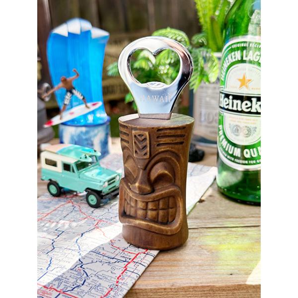 ハワイの神様ティキのありがたーい栓抜きがこちら！アーティストによって手掛けられたカスタムアート系のティキだからおみやげ屋さんで見るいつもの伝統的なティキとはひと味違うでしょ？本体はレジン製でできていて木肌の見た目や、木彫り人形の凹凸感なんか...