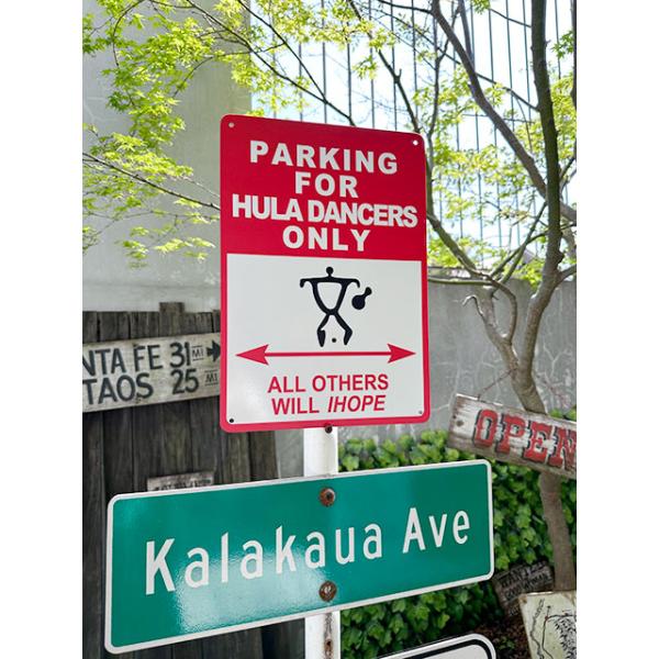 アメリカで目にするパーキングサインをハワイアンでおもしろくアレンジした人気のシリーズ！これは「フラダンサー専用駐車場」ってことでアイコンがウクレレにフラダンサーっていうユニークな見た目になってるの！             フラダンサー以外...
