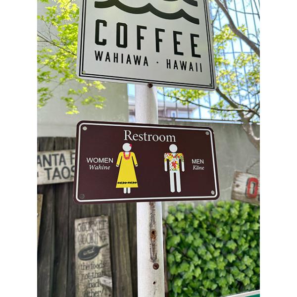 トイレで見かける男性と女性のアイコンサインをハワイ風に仕立てたってのがこちら！             シルエットにハワイアン風の服を着せてドレスアップし表記されてる文字にハワイ語をプラスしてあるの！             さすがにハワイ...