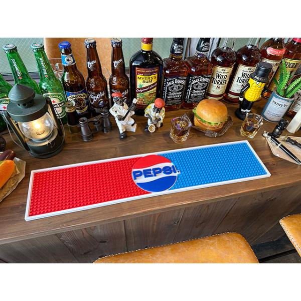 自宅に居ながらにしてバーの雰囲気を楽しめる・・・・今人気のバーマットシリーズに今度はソーダブランドが登場！             バーマットと言うだけあって本来なら「お酒」の銘柄がメインなんだけどそこへ誰もが知るソーダブランドの「ペプシ」...