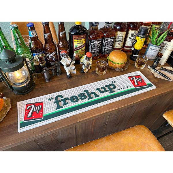 自宅に居ながらにしてバーの雰囲気を楽しめる・・・・今人気のバーマットシリーズに今度はソーダブランドが登場！             バーマットと言うだけあって本来なら「お酒」の銘柄がメインなんだけどそこへ誰もが知るソーダブランドの「7UP」...