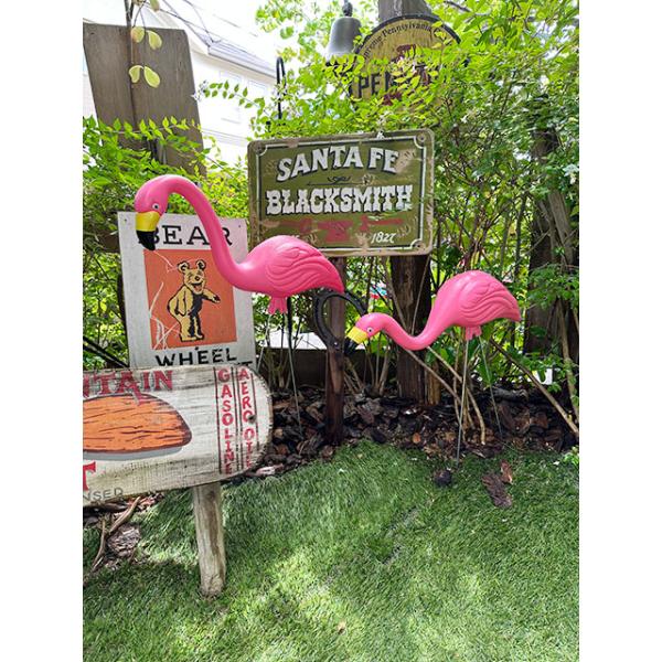 涼しげな南国のフラミンゴが庭先でお出迎え！ピンクフラミンゴのガーデンオブジェです。付属のスティックを本体の足下にズボッと刺せば簡単に庭に設置できる屋外で飾れるタイプのオーナメントです。このアイテム、その昔アメリカが好景気に沸いていた頃ちょう...