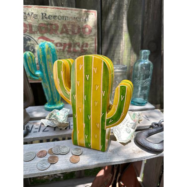 クレイアニメに登場しそうな愛嬌満点の姿に一発でヤラれちゃった！山羊革に型押ししてデザインを入れてカラフルなペイントがされた可愛過ぎる貯金箱なんです。顔も描かれてないのに、なんかコイツ、キャラクターみたいに可愛さがあって手元に置いておきたくな...