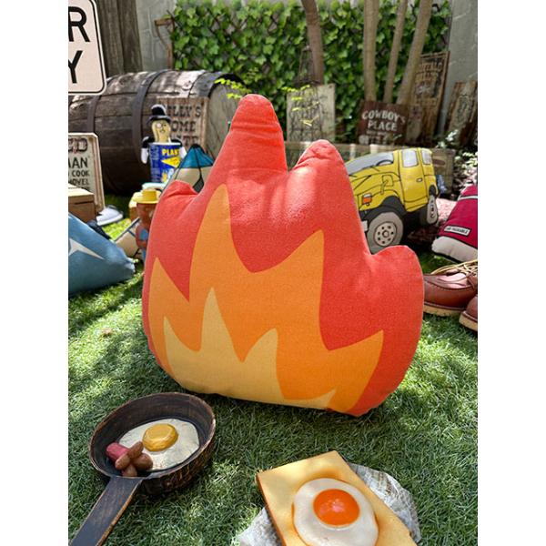 近頃のアウトドアブームに乗って遊び心溢れるヤツらがキャンディタワーにやって来ました！キャンプシーンを可愛いクッションで表現したってヤツなの！コレをデザインした人、メッチャセンスあるわーこんなのなかなか思いつかないもんなーコイツらがうちのソフ...