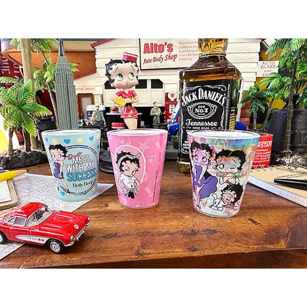 ベティブープ仕様になるとショットグラスだってこんなに華やかでカワイイの！色んなコスチュームで変身して魅了してくれる3種類のベティがギフトパッケージに入れられたグラスセットです。普段はガラスケースにコレクションとして飾っておいて友達なんかが遊...