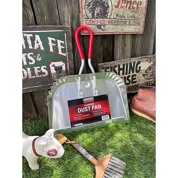 コレを初めて見たときあまりのデカさに笑っちゃった！「アメリカはやっぱりスケールが違うなー」と痛感しましたよ！日本の一般的なチリトリが大体25cmくらいなので倍くらいの大きさに感じるの！こんなの何に使うんだよって思ったら落ち葉掃除がメチャクチ...