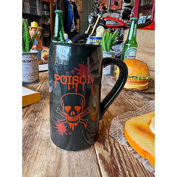 子供の頃に観たアニメに登場する悪者たちが飲んでそうな危ないヤツ！毒を意味する「POISON」と記された危険な香りにするジョッキポイズンジョッキです。このなりきり具合が場を盛り上げてくれそうでしょ？なんつーか　その　ヒールになりきって味わうビ...