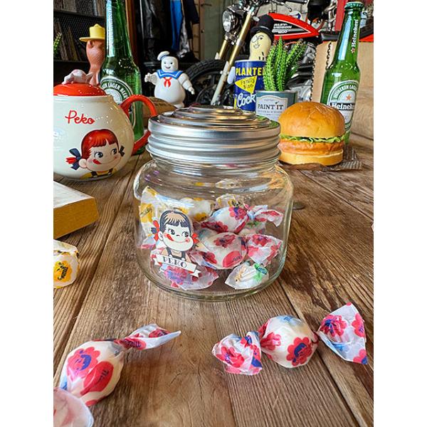 駄菓子屋に行ってた世代には懐かしい瓶でしょ？これの大っきいのを開けて中からアメとか黒棒とか取ってたなー不二家のペコちゃんシリーズ50年代風のレトロテイストにしたっていう・・・・ヴィンテージ好きにはたまらんヤツです。小ぶりなガラスキャニスター...