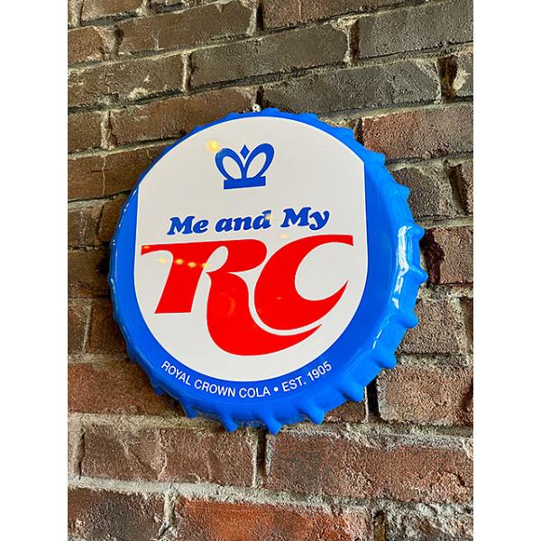 50〜60年代のアメリカで目にしたボトルキャップ型の宣伝看板のソーダドリンクバージョンです。通常の平面看板とは違う「4cmの厚み」のおかげで飾り付けた時の雰囲気が、ショップディスプレイそのものって感じになるの！デザインは昔の映画を観てるとた...