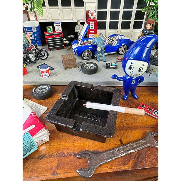 いかにも「鉄のかたまり」って感じが伝わってくるキャストアイアン製の灰皿です。昔ながらの製法で作られてるから当然ながら伝わってくるのはレトロな雰囲気！小さいけれど、手にするとズシッとくる重みがあっていかにも鉄って感じ！これならうっかりとひっく...