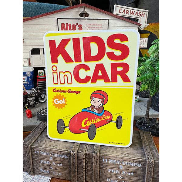おさるのジョージ 「子供が車に乗ってます」 車用ステッカー （レーサージョージ） ■ アメリカン雑貨 アメリカ雑貨