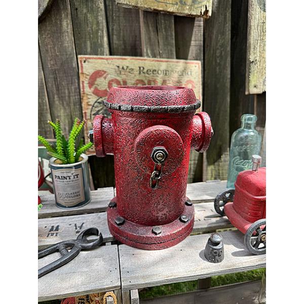 映画の中で クルマがドーンと突っ込んで水がプシャーっと噴き出してる・・・・あのアメリカの消火栓をモチーフにしたユニークな植木鉢カバーです。本体はエイジング塗装がされているのでアンティーク風の見た目を買ってすぐに楽しめちゃうのも魅力！ホームセ...