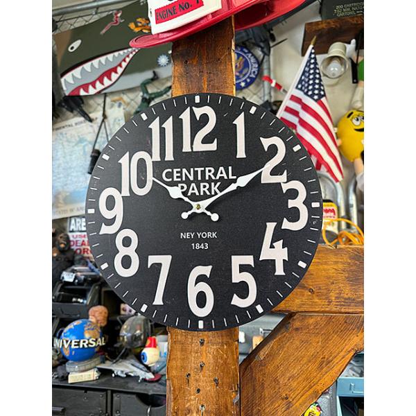 マンハッタンのド真ん中にある広大な公園「セントラルパーク」そこにある時計をモチーフにしたNYセントラルパーククロックです。シックなヴィンテージブラックに古めかしいフォントで大きく視野性の高い数字が入った クラシックスタイルのデザインです。注...