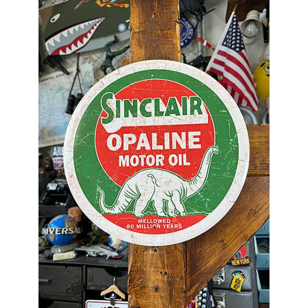 ガレージシーンを作る時には欠かせないアメリカのオイルカンパニーの看板です。こちらはブロントザウルスのロゴで有名なアメリカのオイルカンパニーシンクレアのデザイン。看板は何年も使い込まれたかのような古めかしい見た目になっているのでアンティーク系...