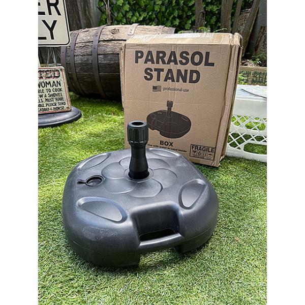 水を入れることで重りになる簡単設置のパラソルスタンドです。キャンディタワーで販売中のアメリカンパラソルシリーズに使えます。棒を差し込むところが 最大直径30mmまで対応してますのでここに差し込めるようなら 他のパラソルでも使えます。使わない...