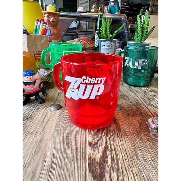 ソーダブランドが身近にあってこそボクらアメリカ好きのシーンだ！1929年の誕生から100年近く愛され続けてきたレモンライムソーダ「7UP セブンアップ」のロゴがデザインされたスタッキングマグです。これねー 実はプラ製マグなんですよ！アメ雑好...