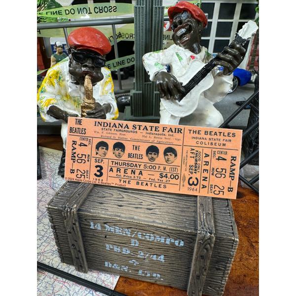 コレ ファンにはたまらんヤツです。ビートルズがアメリカを熱狂させた あの夜・・・・1964年9月3日 インディアナ・ステートフェアで行われた伝説のライブチケットをまるっと再現したステッカーなんです。「CENTER」「RAMP-B」「$4.0...